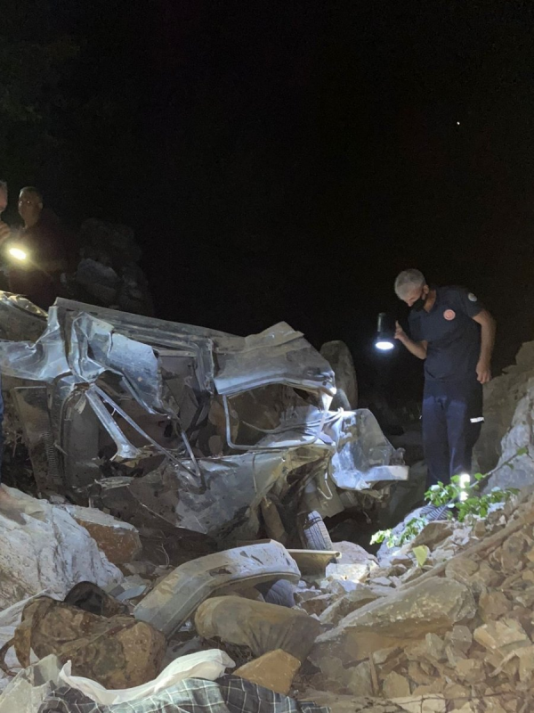Kontrolden çıktı, uçuruma düştü: 3 ölü